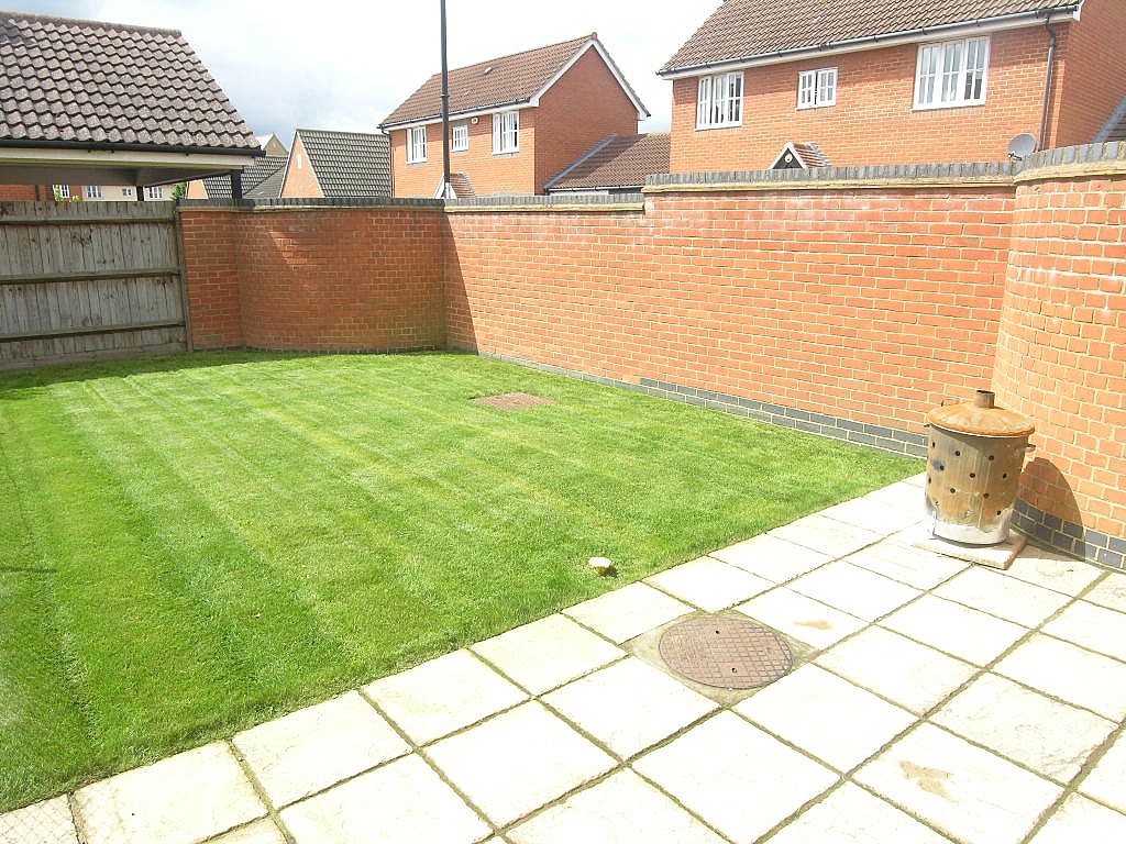 2 bedroom semi-detached house To Let in Ipswich - Photograph 12