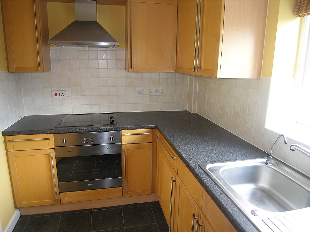 2 bedroom semi-detached house To Let in Ipswich - Photograph 4