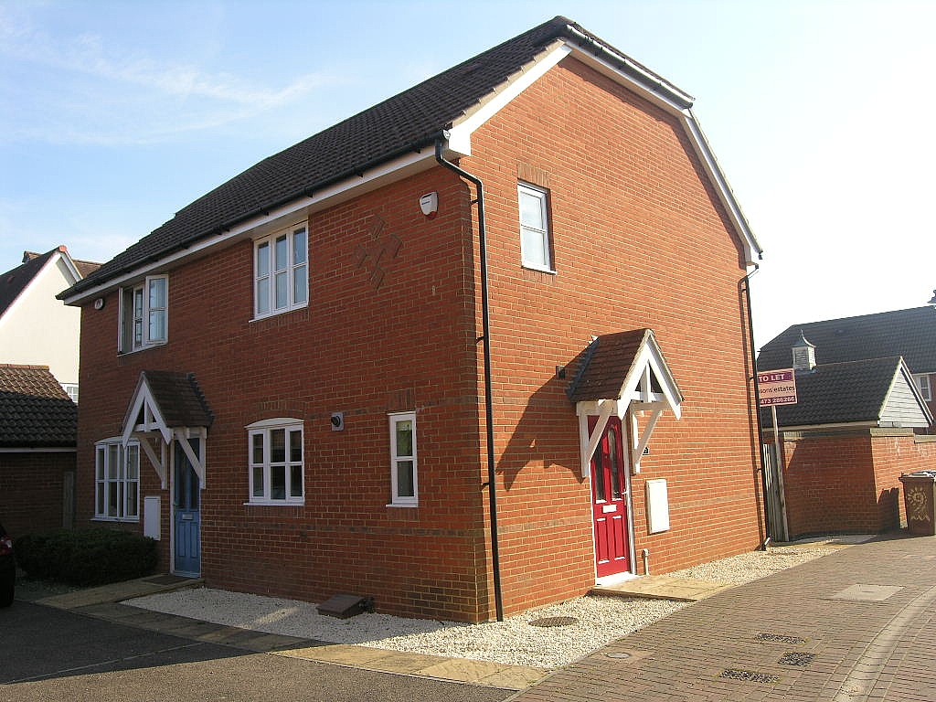 2 bedroom semi-detached house To Let in Ipswich - Photograph 1
