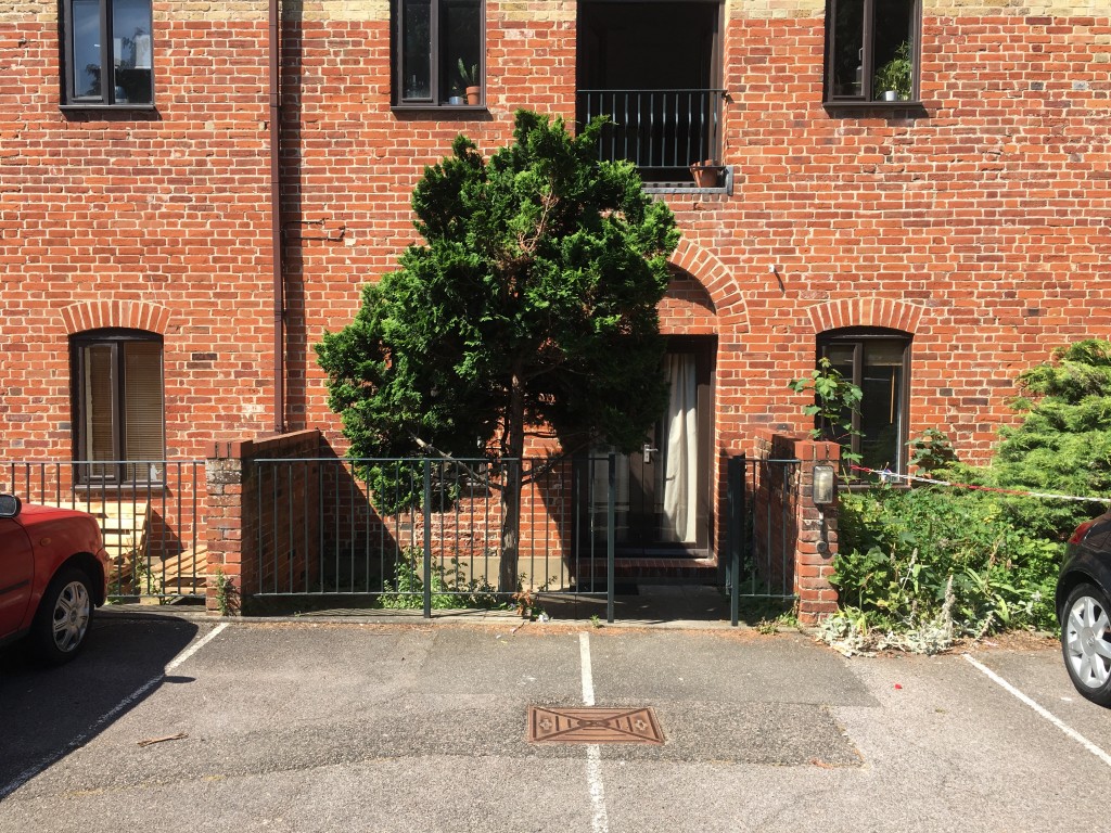 2 bedroom flat flat/apartment To Let in Ipswich - Photograph 2