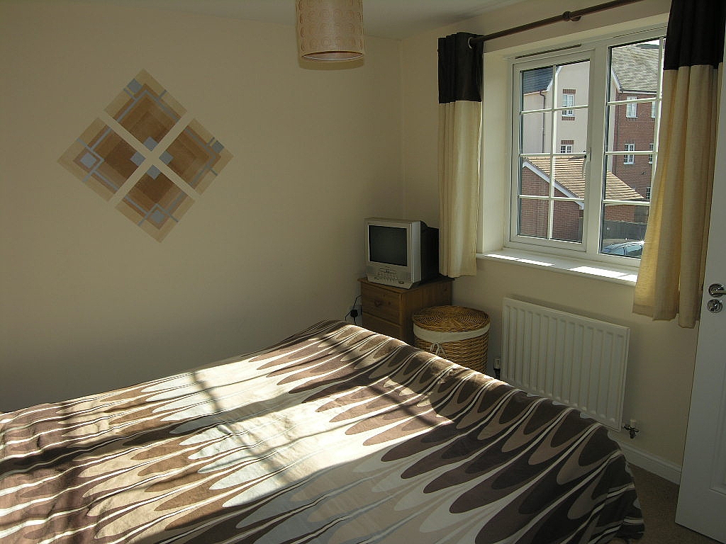3 bedroom end terraced house To Let in Ipswich - Photograph 6.