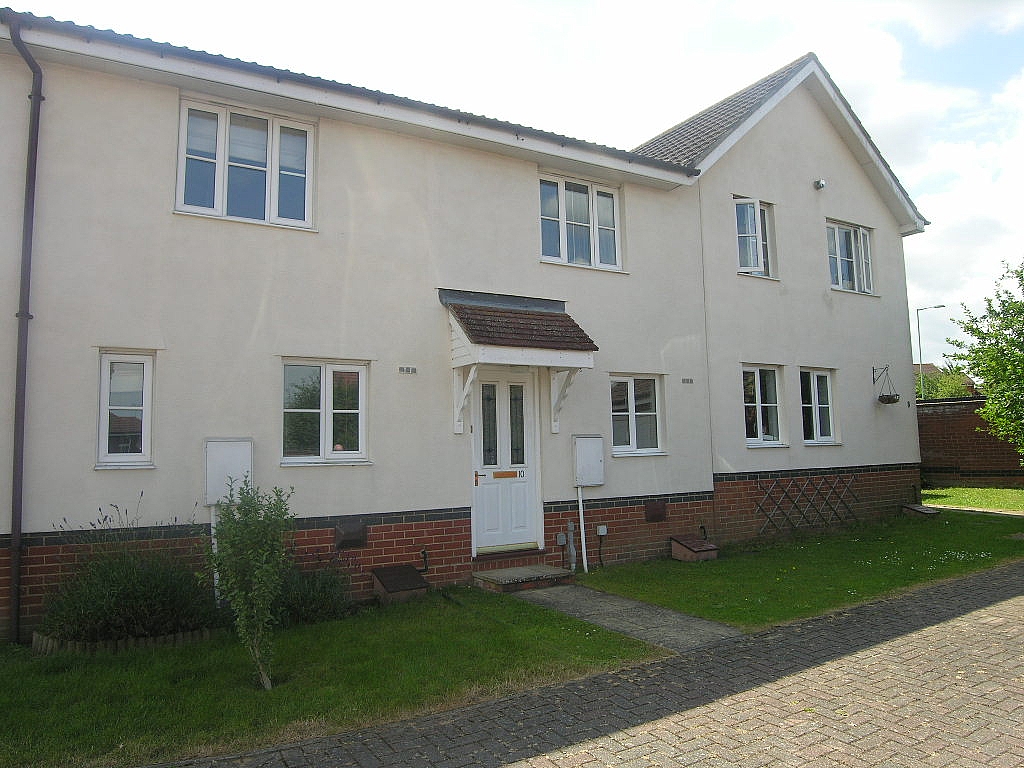 2 bedroom mid terraced house Let in Ipswich - Photograph 1