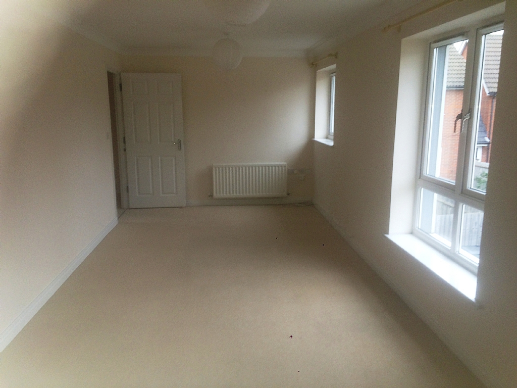 2 bedroom town house To Let in Ipswich - Photograph 2