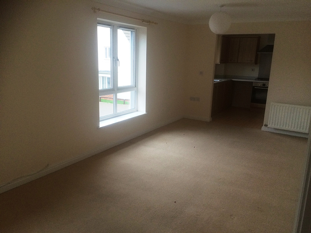 2 bedroom town house To Let in Ipswich - Photograph 4