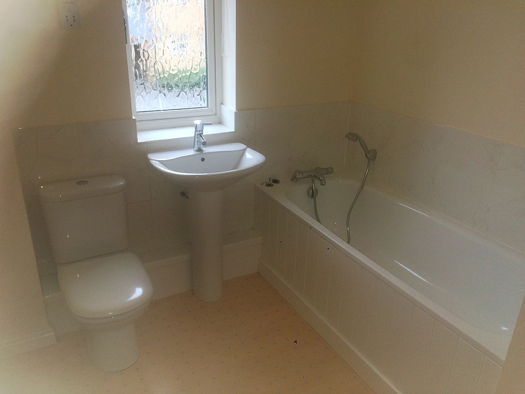 2 bedroom town house To Let in Ipswich - Photograph 5