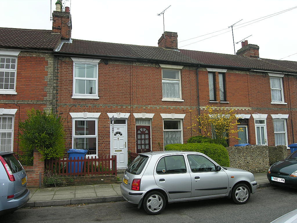 2 bedroom mid terraced house To Let in Ipswich - Front of House