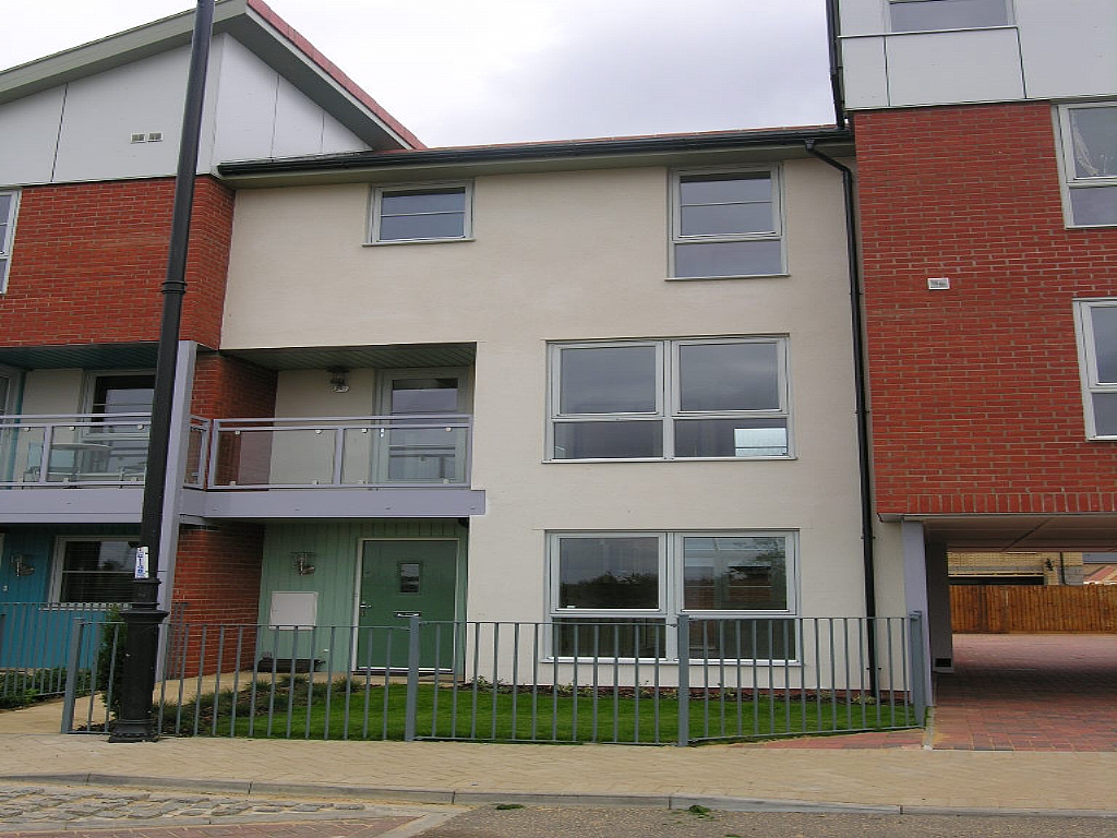 3 bedroom town house Let in Ipswich - Photograph 1