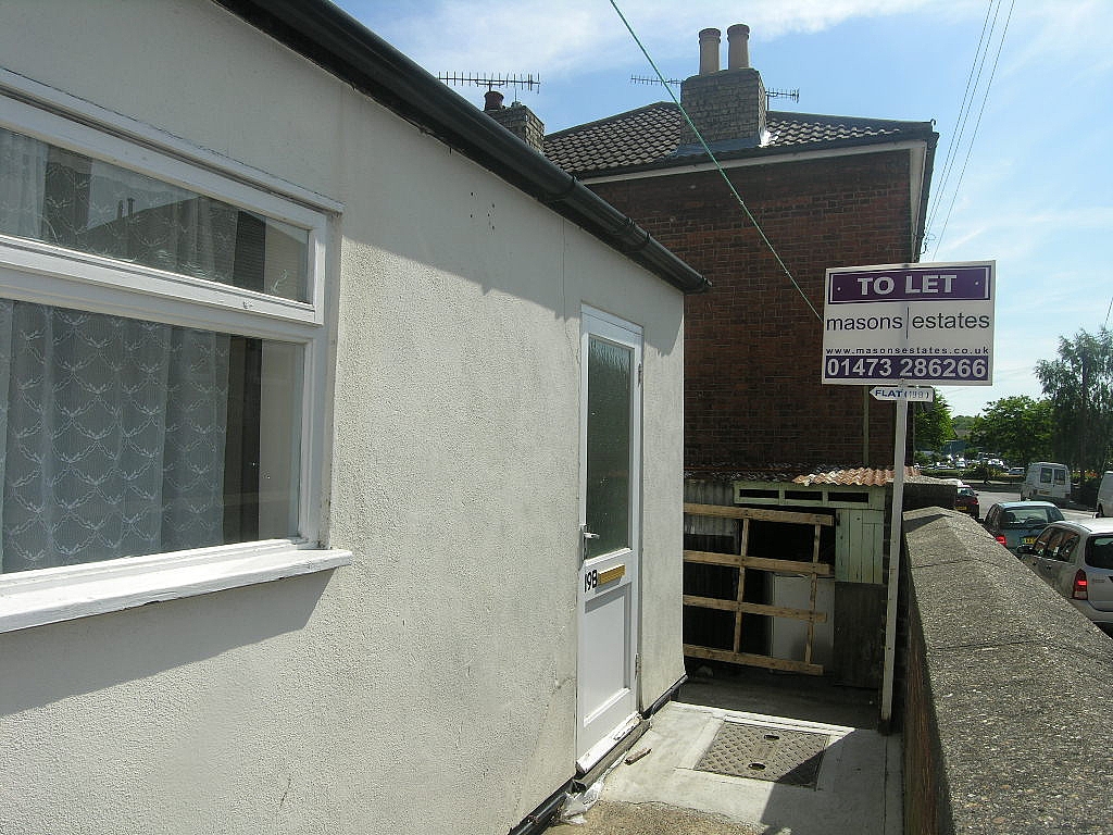 1 bedroom barn conversion house To Let in Ipswich - Photograph 1