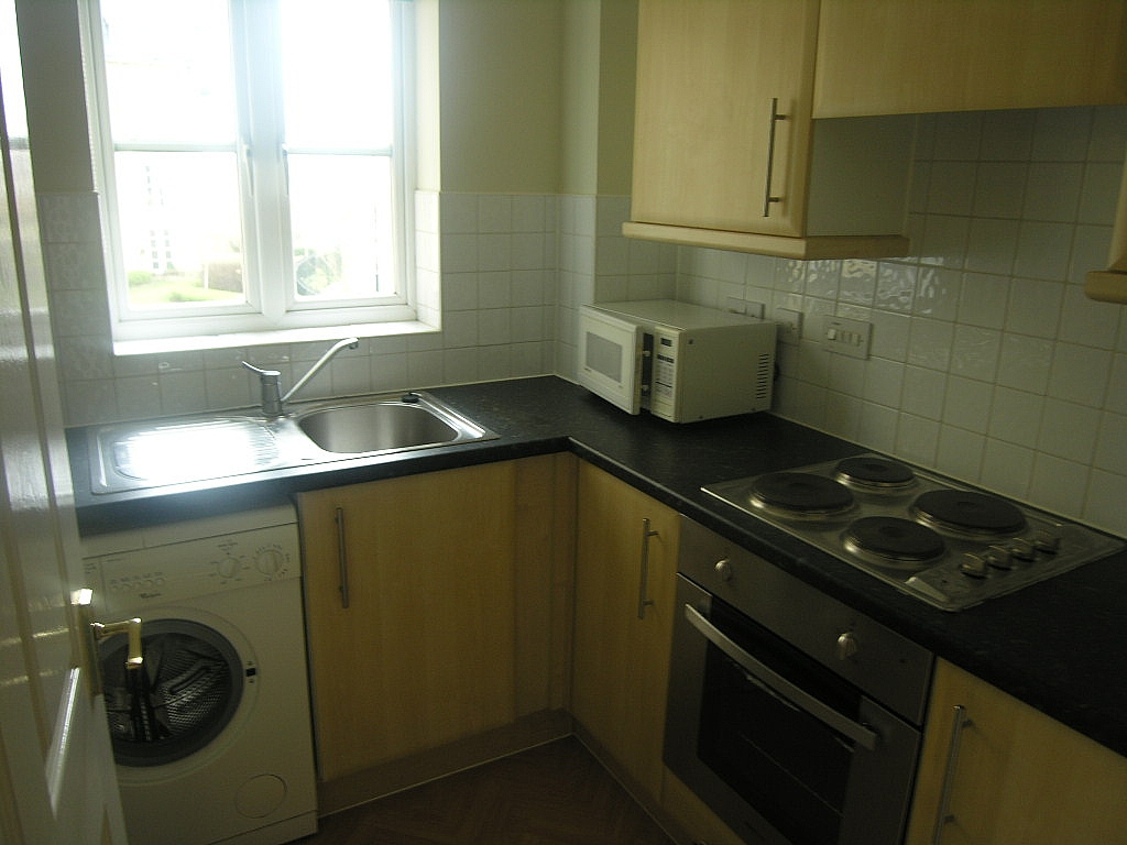 2 bedroom flat flat/apartment To Let in Ipswich - Photograph 3