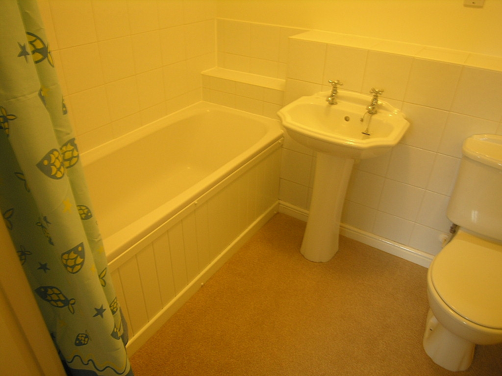 2 bedroom flat flat/apartment To Let in Ipswich - Photograph 5