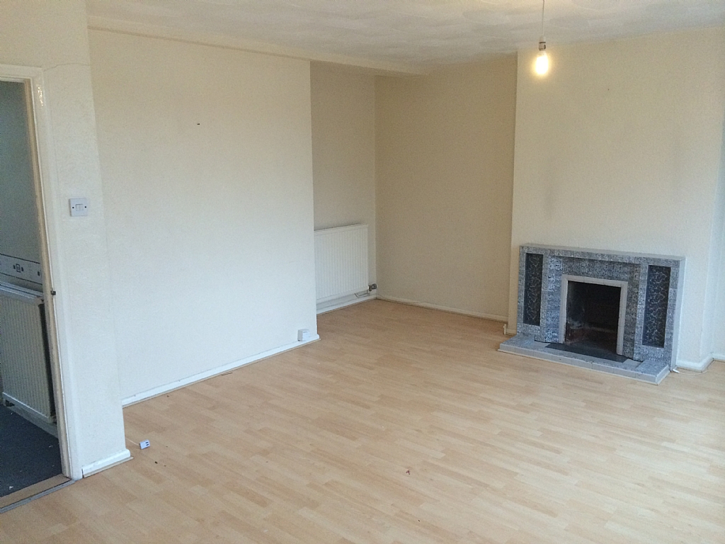 3 bedroom flat flat/apartment To Let in Ipswich - Photograph 2