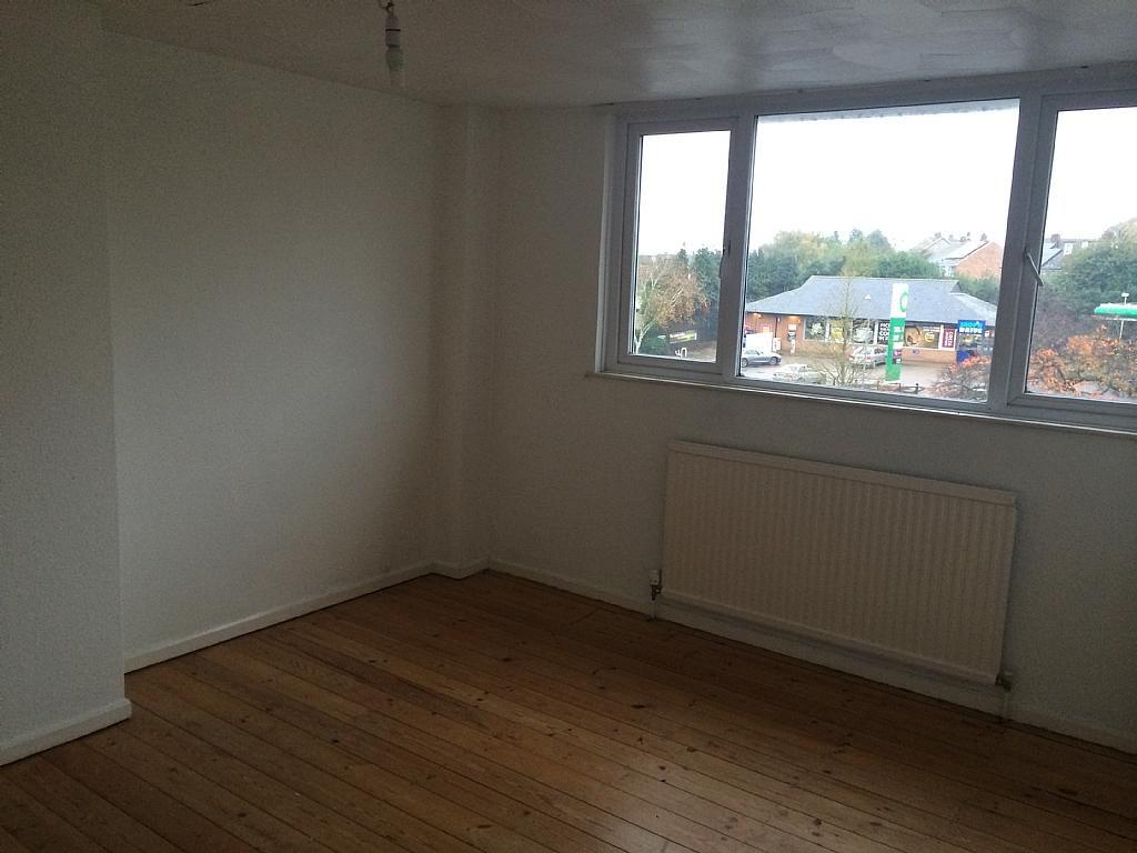 3 bedroom flat flat/apartment To Let in Ipswich - Photograph 4