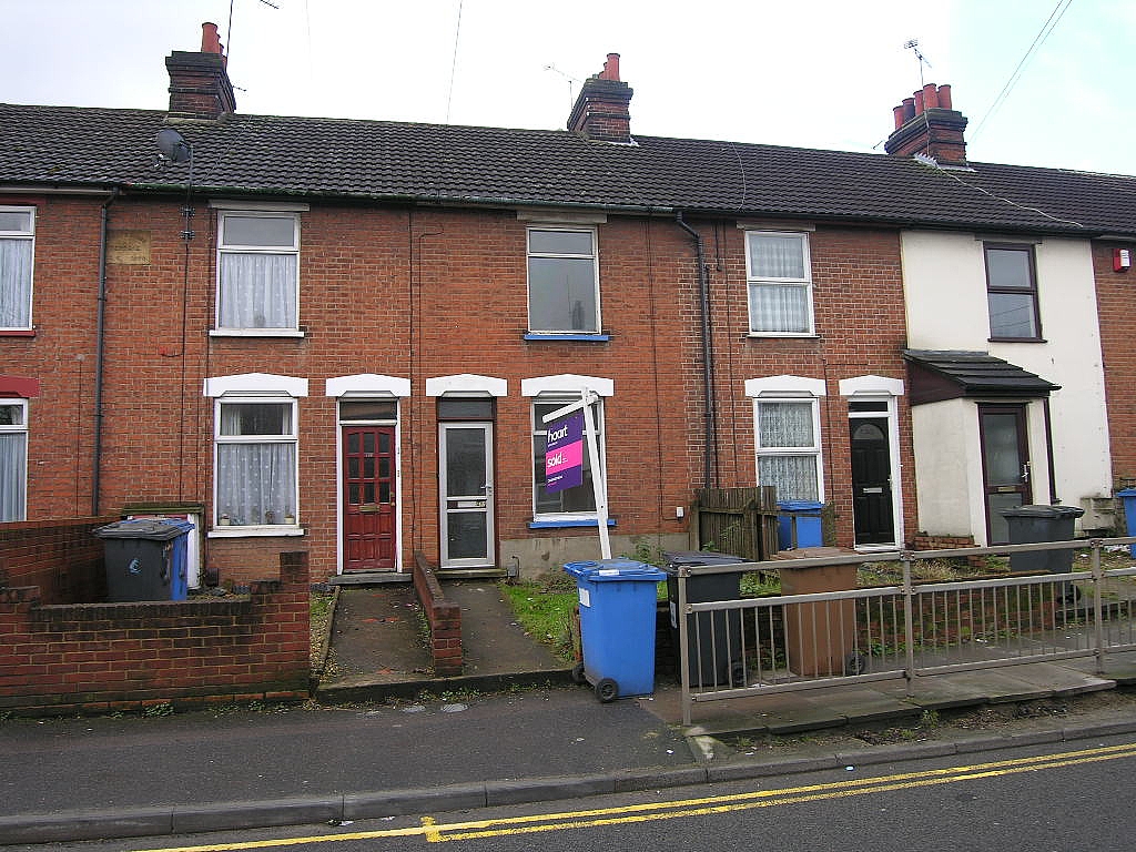 2 bedroom mid terraced house To Let in Ipswich - Photograph 1