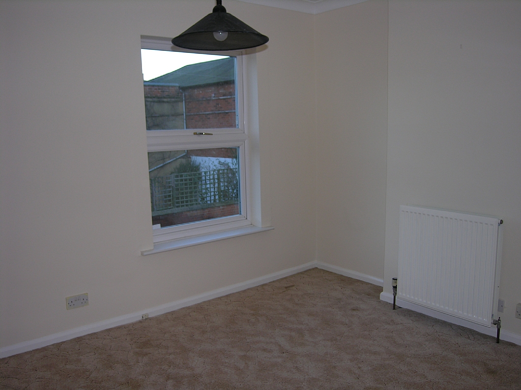 1 bedroom flat flat/apartment To Let in Ipswich - Photograph 2