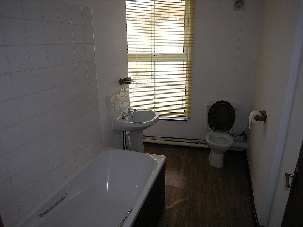 1 bedroom flat flat/apartment To Let in Ipswich - Photograph 4