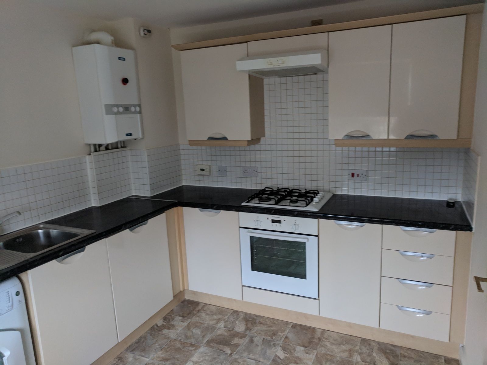 2 bedroom apartment flat/apartment SSTC in Ipswich - Photograph 3