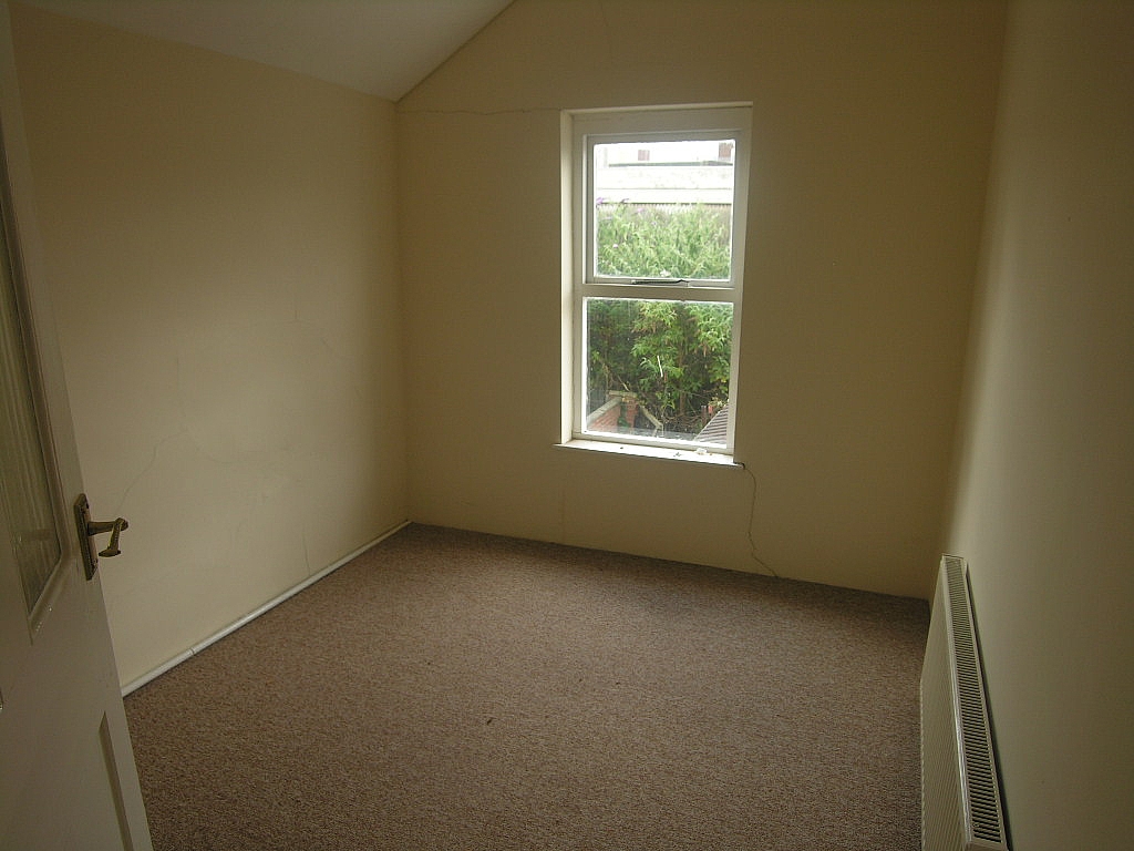 3 bedroom mid terraced house To Let in Ipswich - Photograph 5