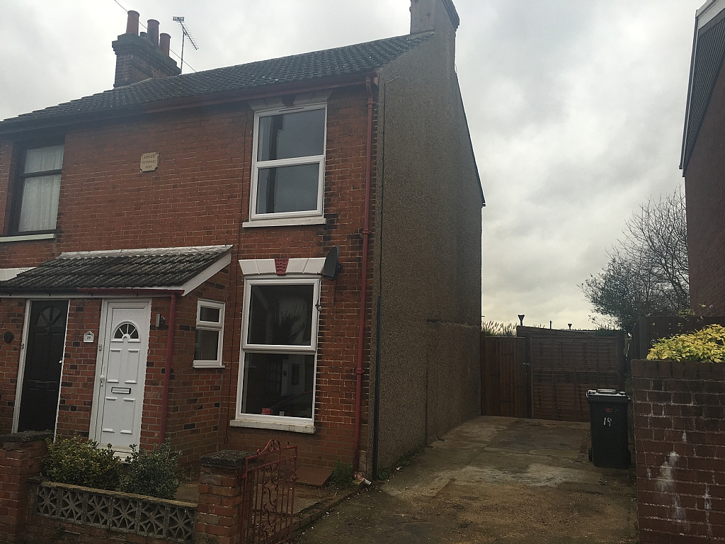 2 bedroom semi-detached house To Let in Ipswich - Photograph 1