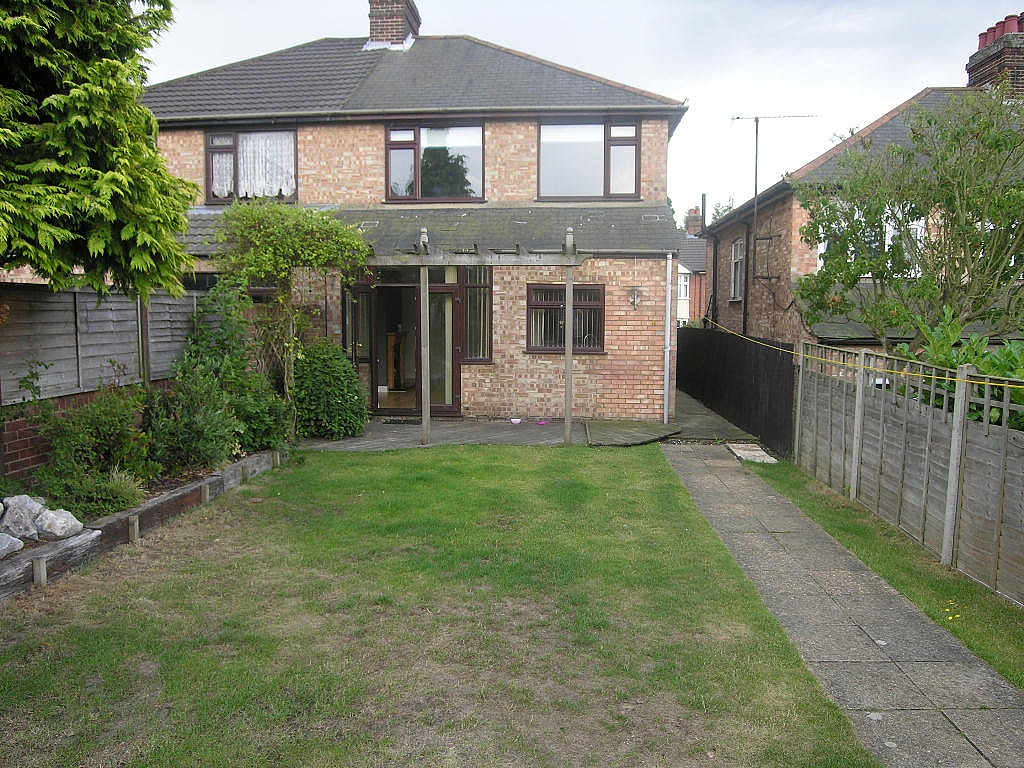 3 bedroom semi-detached house Let in Ipswich - Photograph 13
