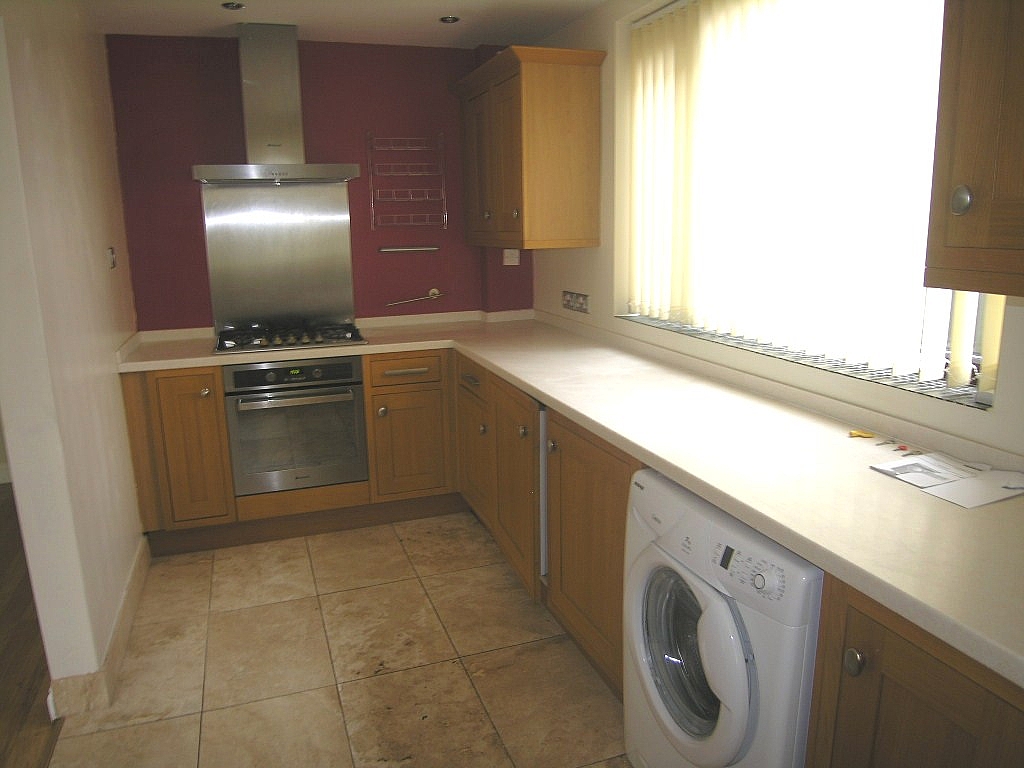 3 bedroom semi-detached house Let in Ipswich - Photograph 4