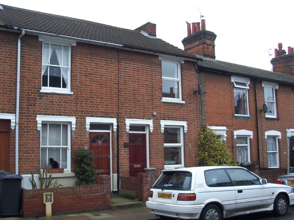 2 bedroom end terraced house To Let in Ipswich - Photograph 1.