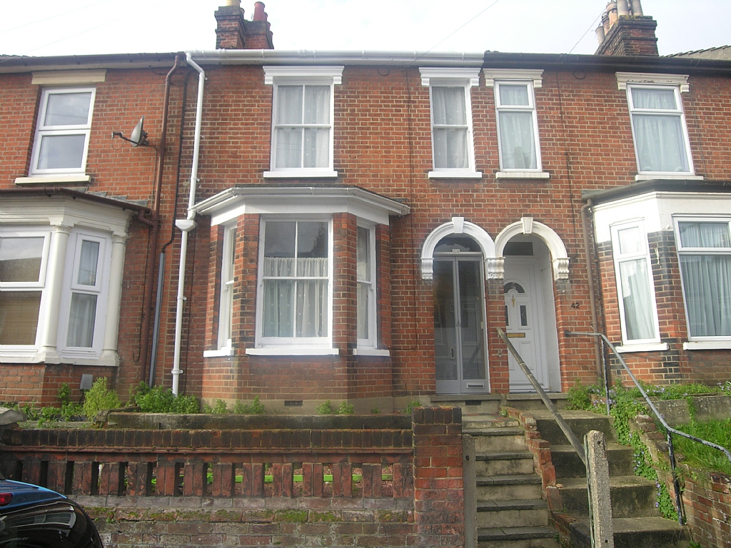3 bedroom mid terraced house Let in Ipswich - Front