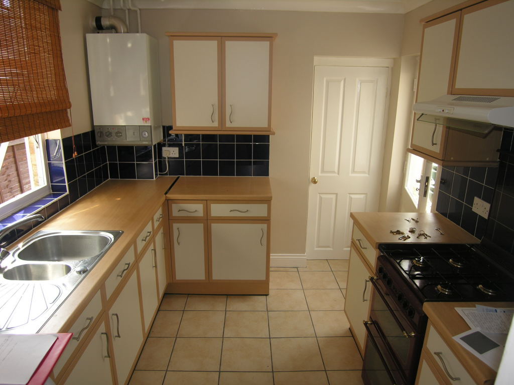 3 bedroom semi-detached house To Let in Ipswich - 3