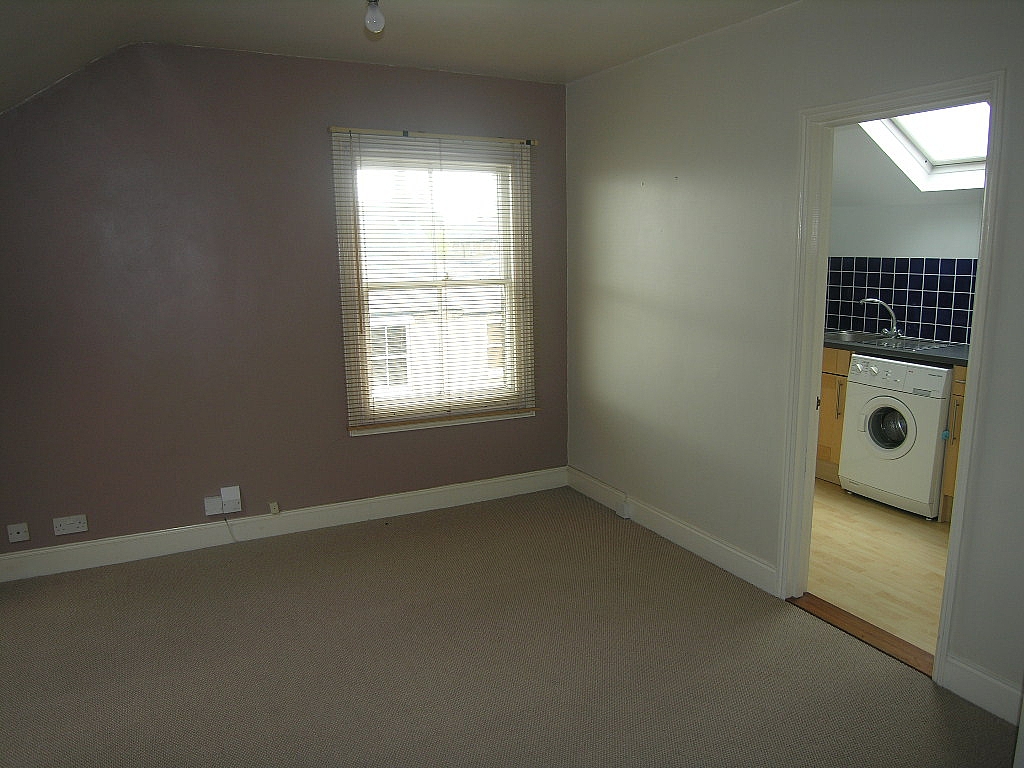 1 bedroom flat flat/apartment To Let in Ipswich - Photograph 2.