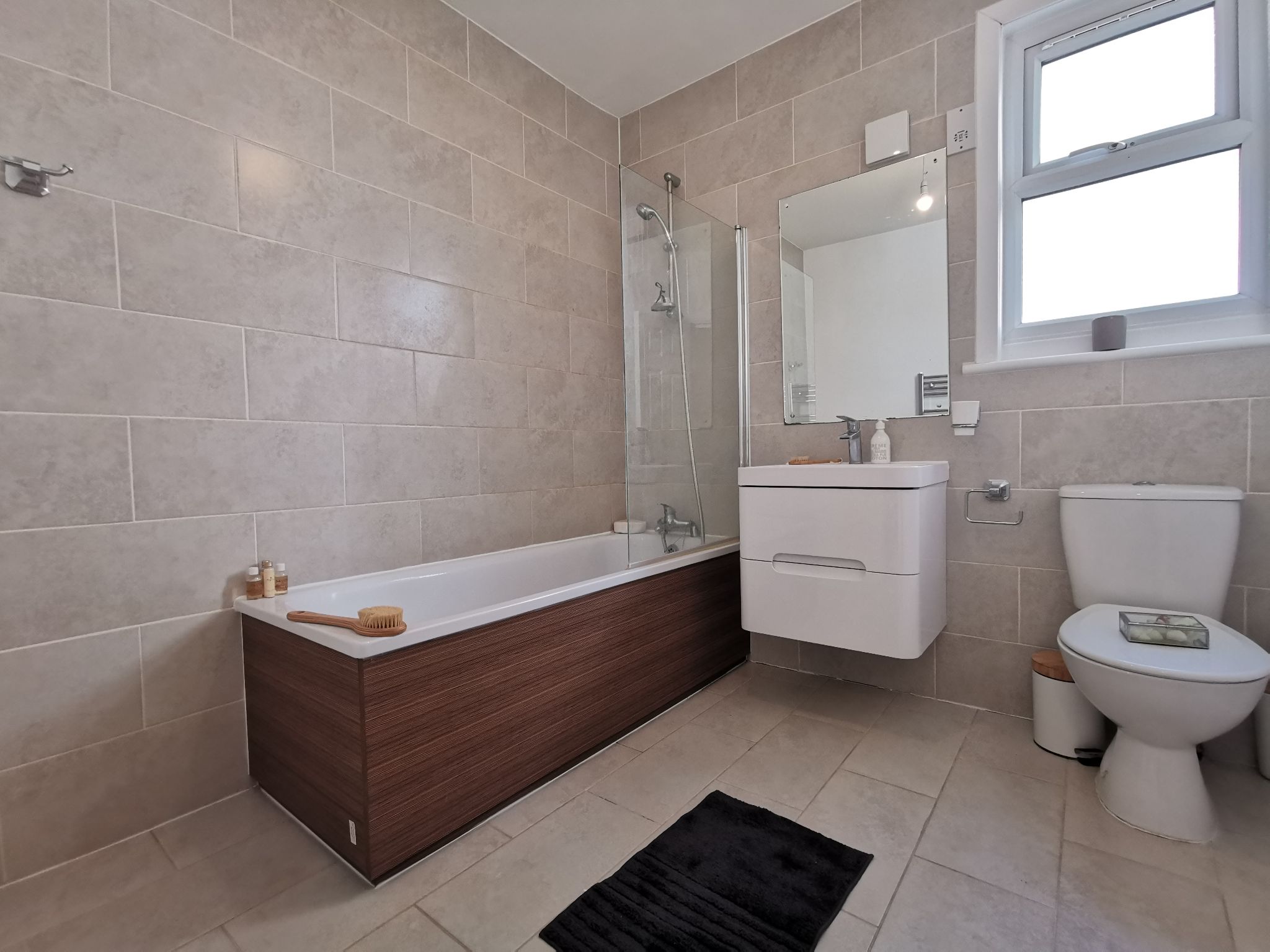 2 bedroom flat flat/apartment To Let in Willesden - Photograph 2