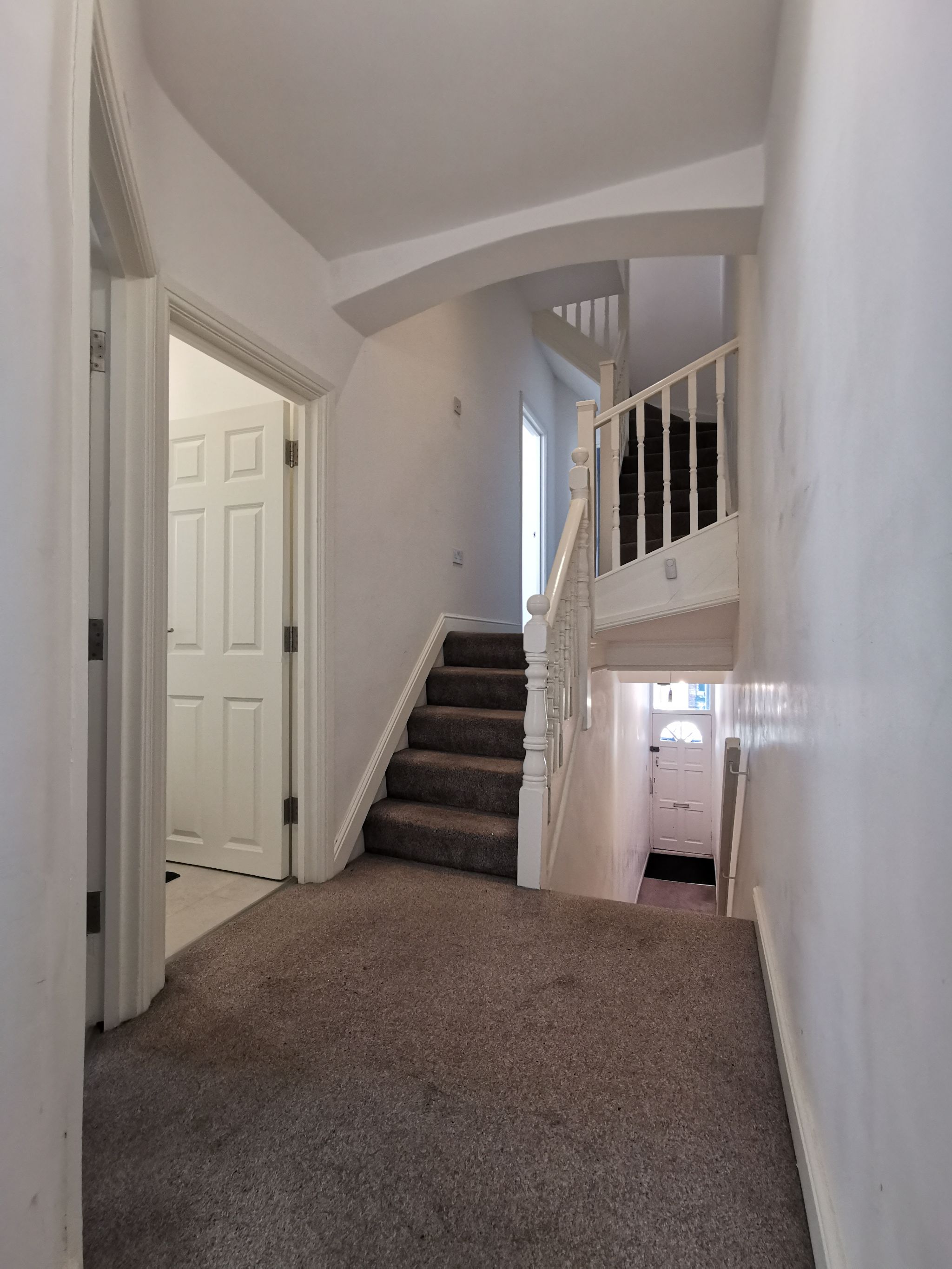 2 bedroom flat flat/apartment To Let in Willesden - Photograph 8
