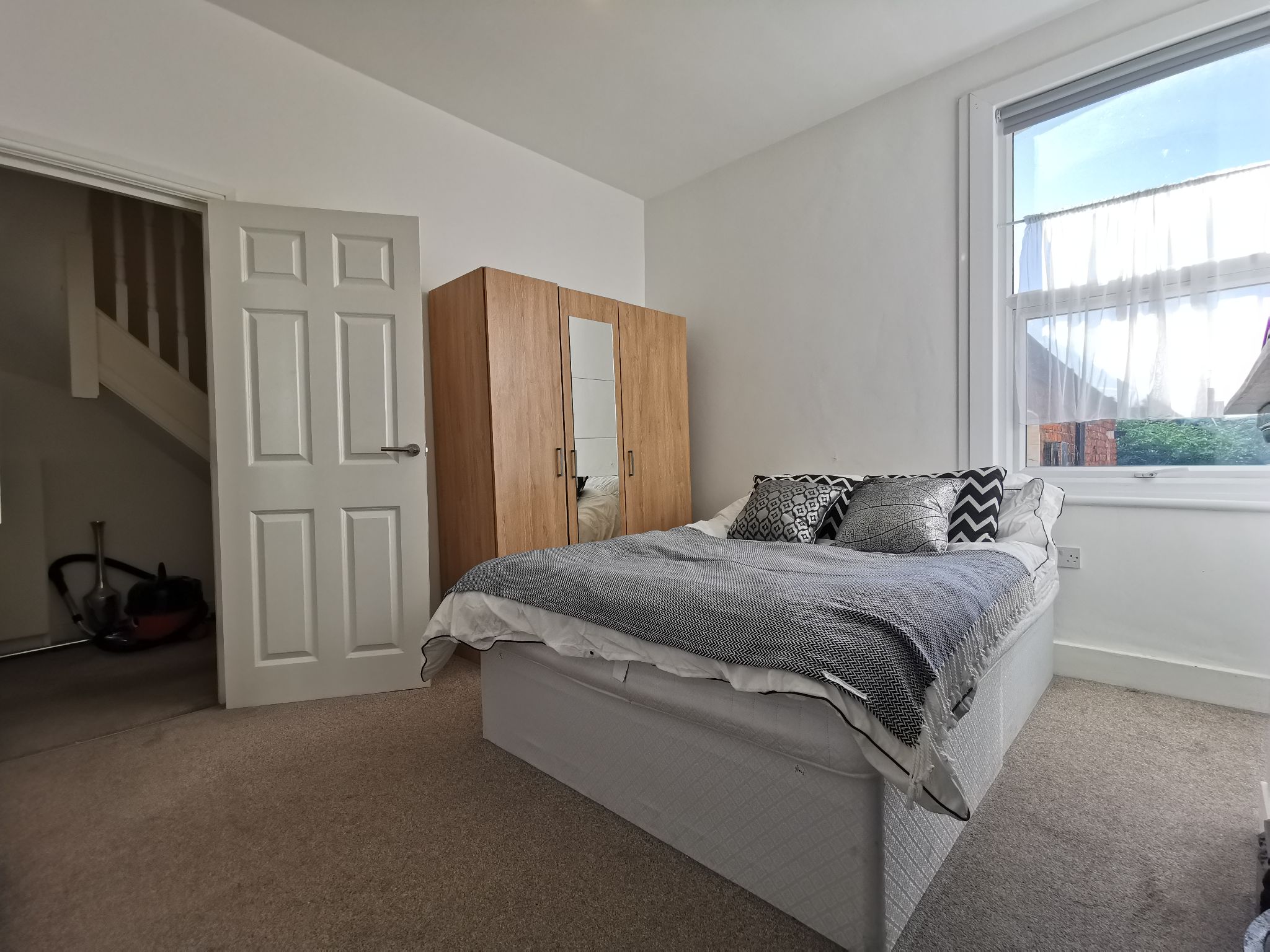2 bedroom flat flat/apartment To Let in Willesden - Photograph 6