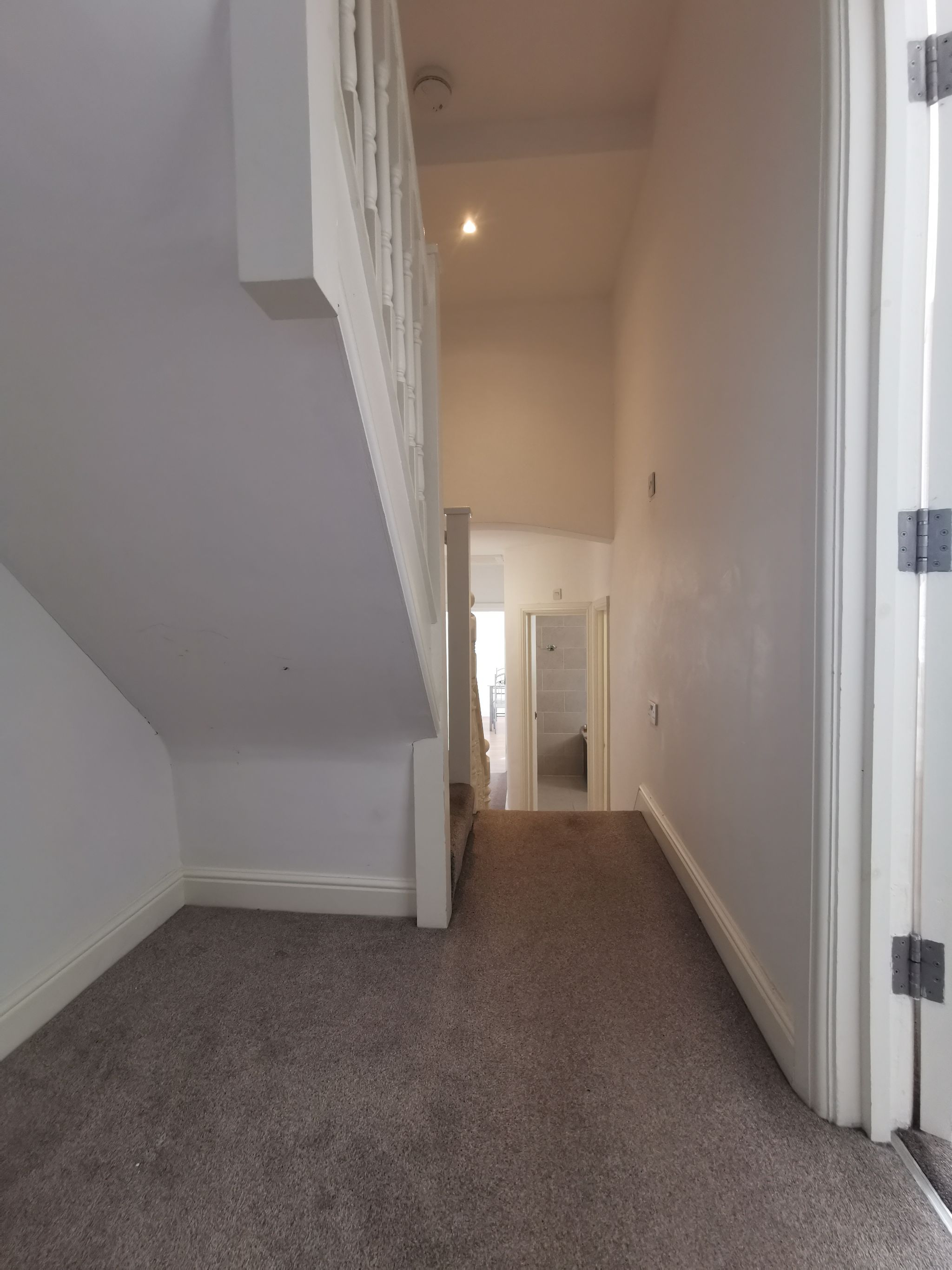 2 bedroom flat flat/apartment To Let in Willesden - Photograph 9