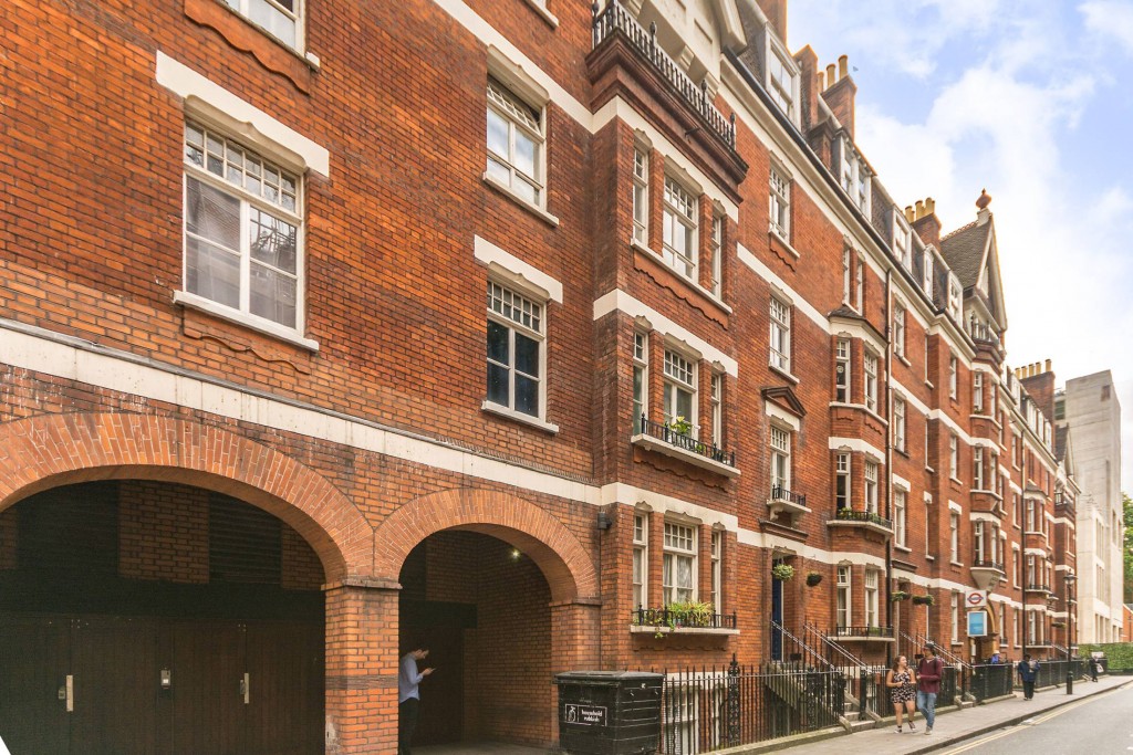 2 bedroom apartment flat/apartment Under Offer in London - Lovely Red Brick Exterior