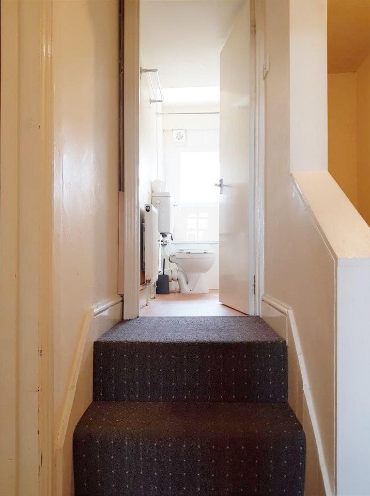 2 bedroom apartment flat/apartment To Let in Willesden Green - Through the Bathroom