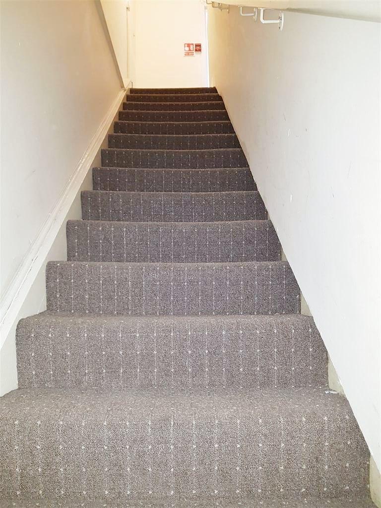 2 bedroom apartment flat/apartment To Let in Willesden Green - Hallway Staircase