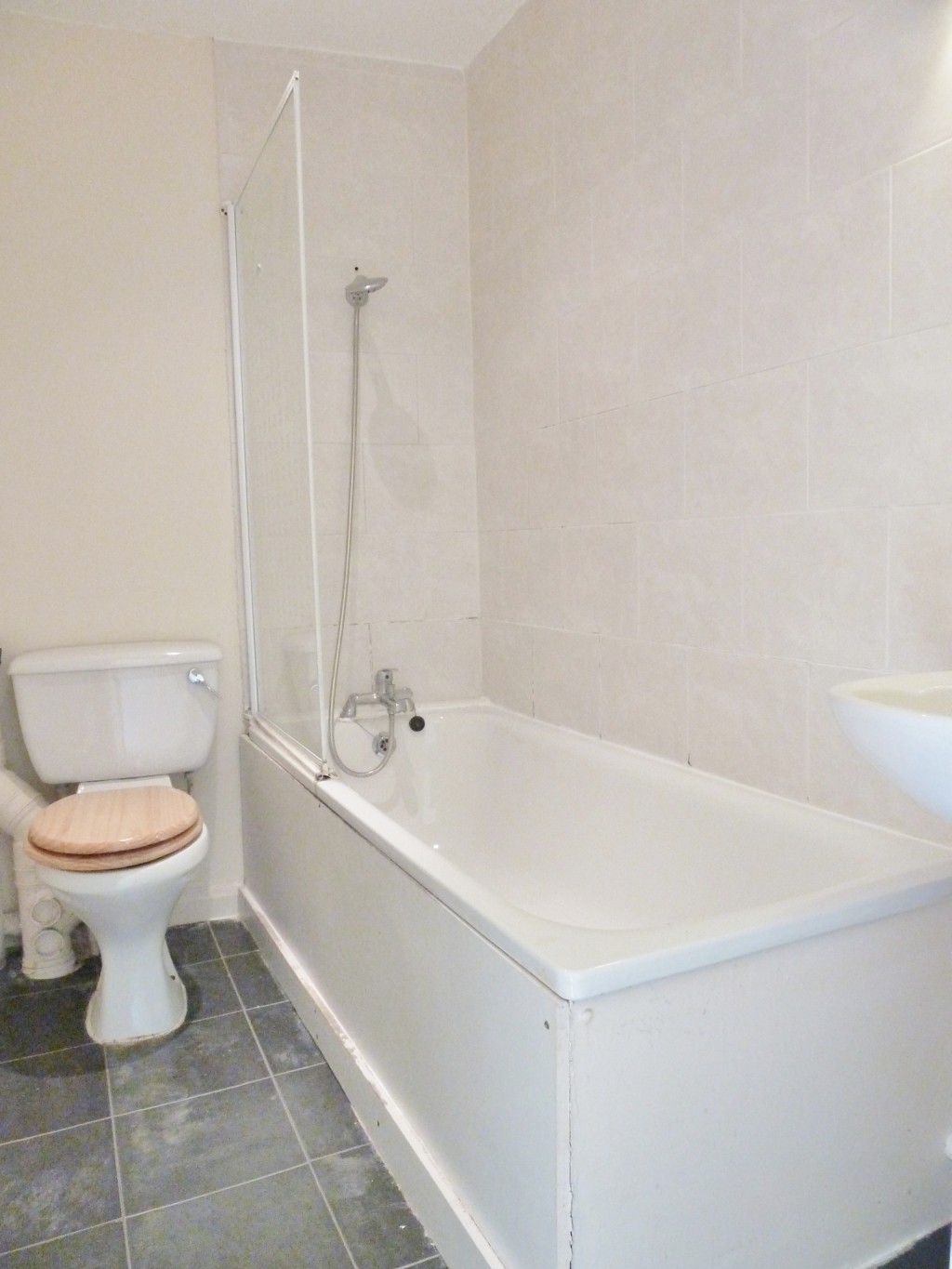 1 bedroom studio flat/apartment To Let in London - Bathroom with Shower
