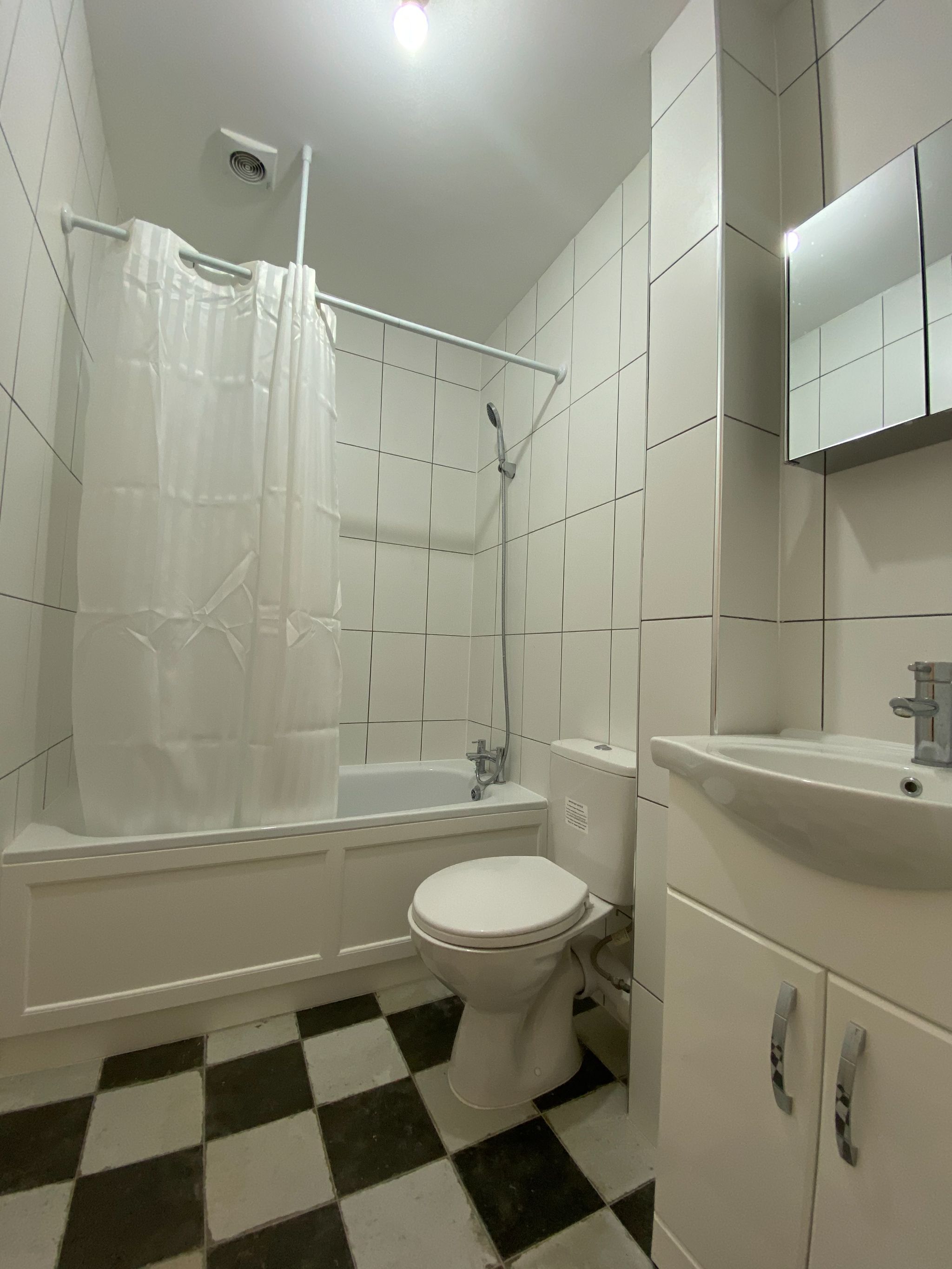 2 bedroom apartment flat/apartment Let in London - Photograph 5