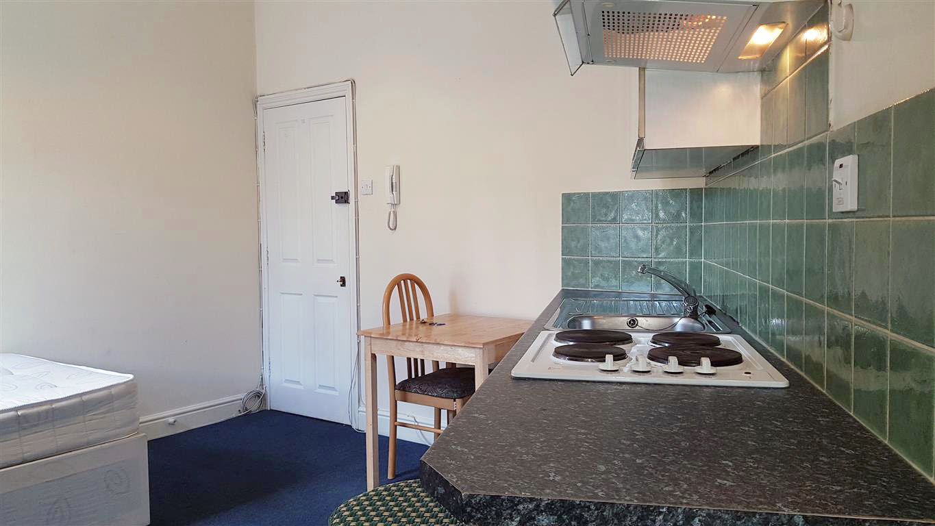 1 bedroom studio flat/apartment To Let in Willesden - Dining Area