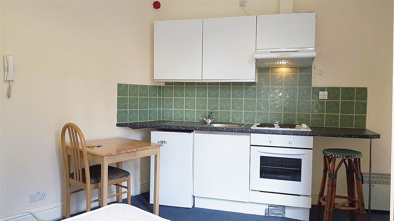 1 bedroom studio flat/apartment To Let in Willesden - Fitted Kitchen