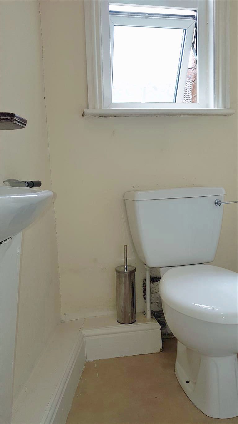 1 bedroom studio flat/apartment To Let in Willesden - Bathroom