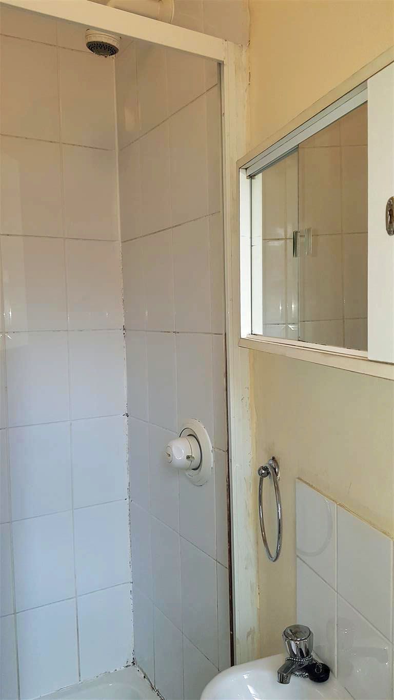 1 bedroom studio flat/apartment To Let in Willesden - Shower