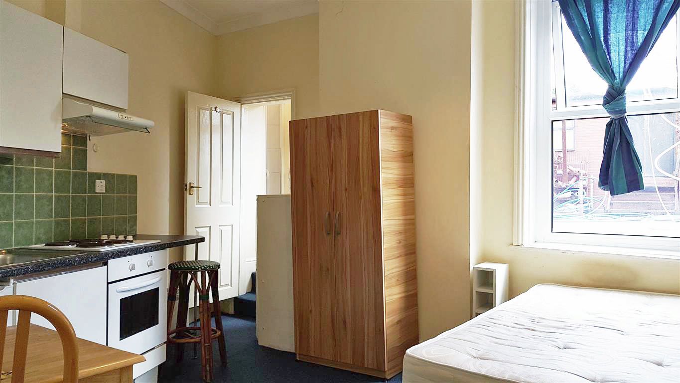 1 bedroom studio flat/apartment To Let in Willesden - Double Room