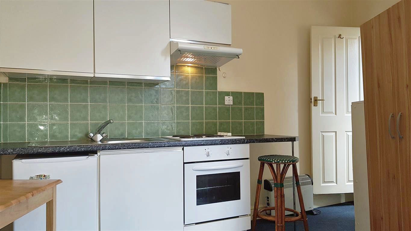 1 bedroom studio flat/apartment To Let in Willesden - Fitted Kitchen