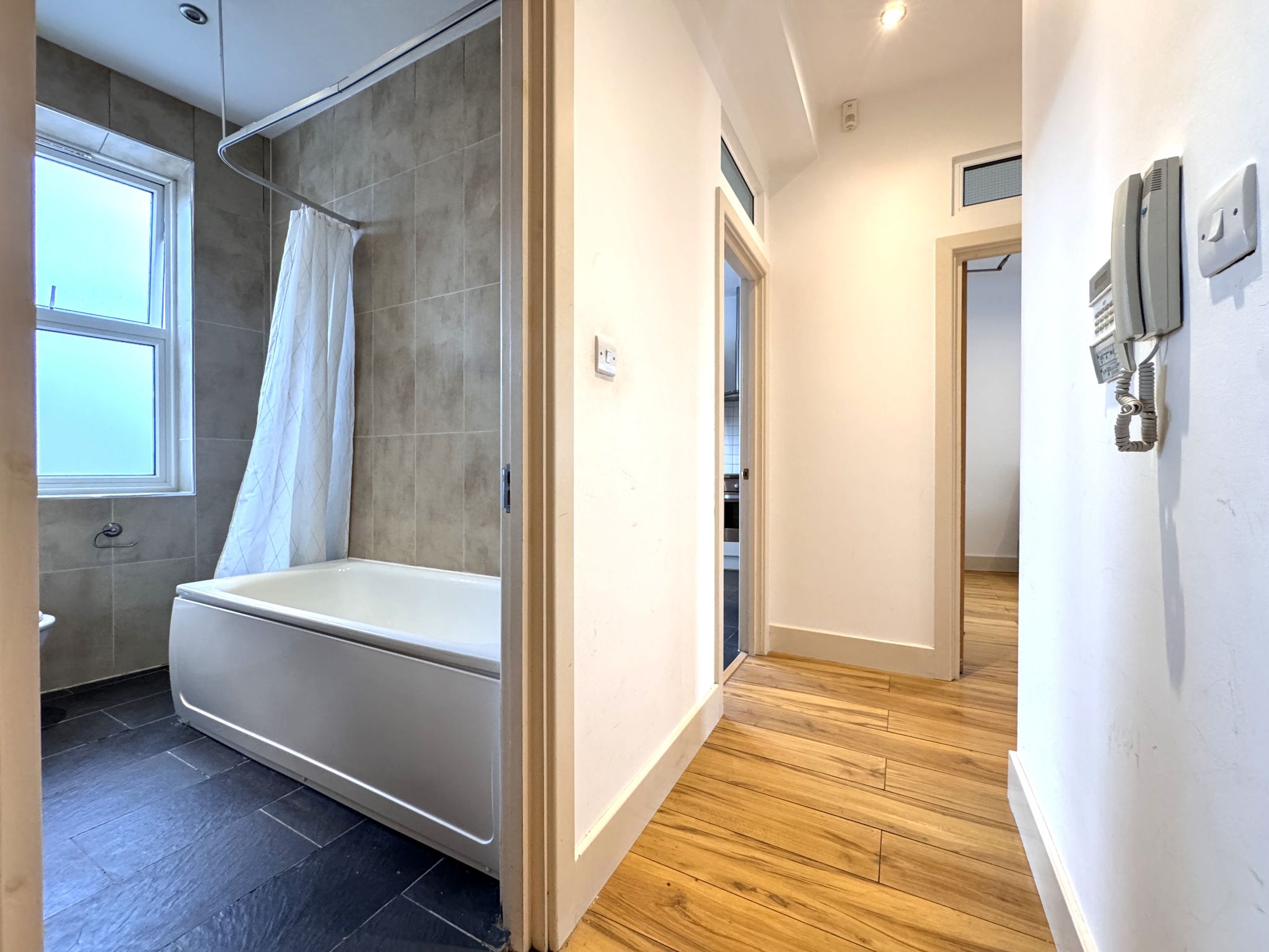 2 bedroom flat flat/apartment Let in Willesden Green - Photograph 6