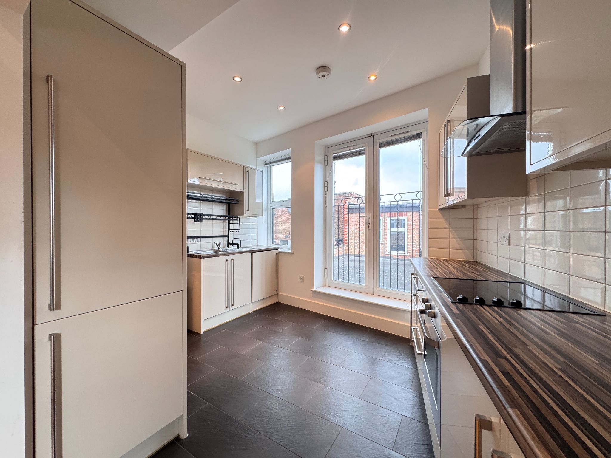 2 bedroom flat flat/apartment Let in Willesden Green - Photograph 3