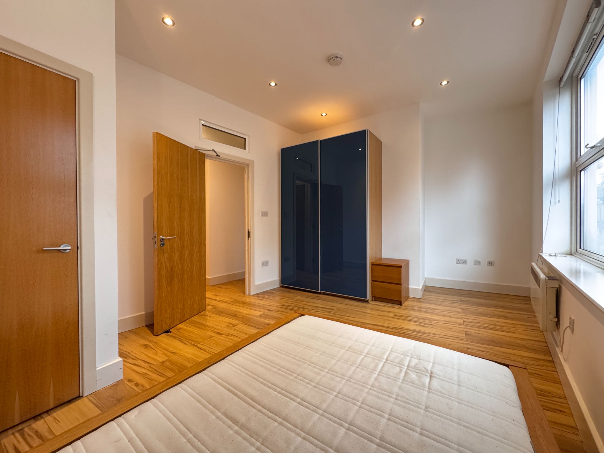 2 bedroom flat flat/apartment Let in Willesden Green - Photograph 11