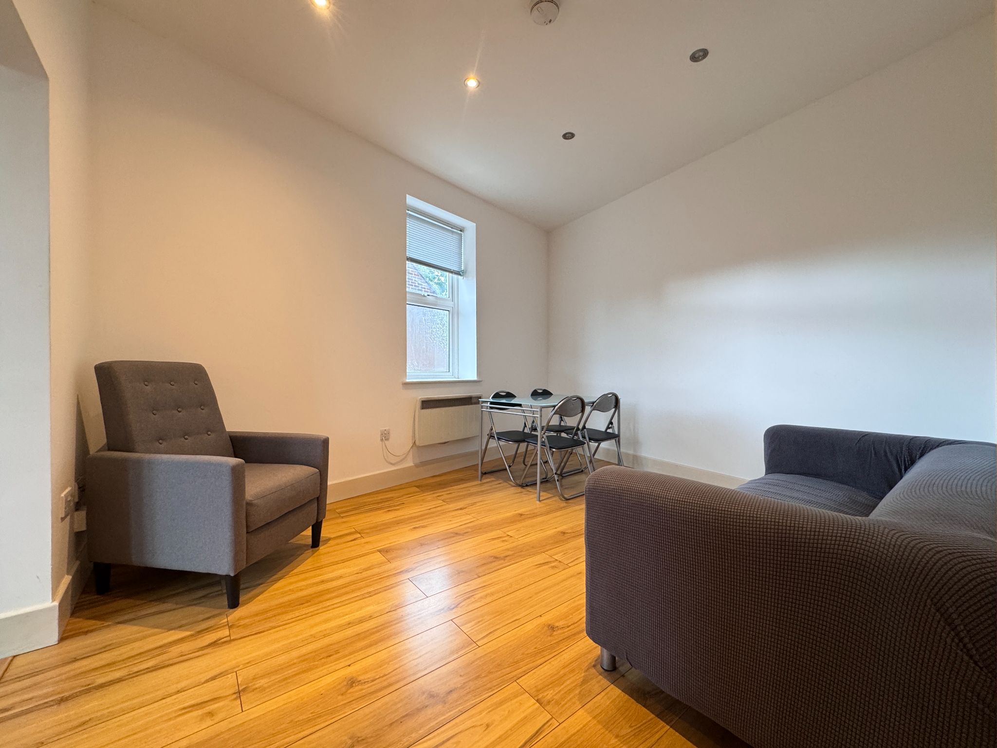 2 bedroom flat flat/apartment Let in Willesden Green - Photograph 4