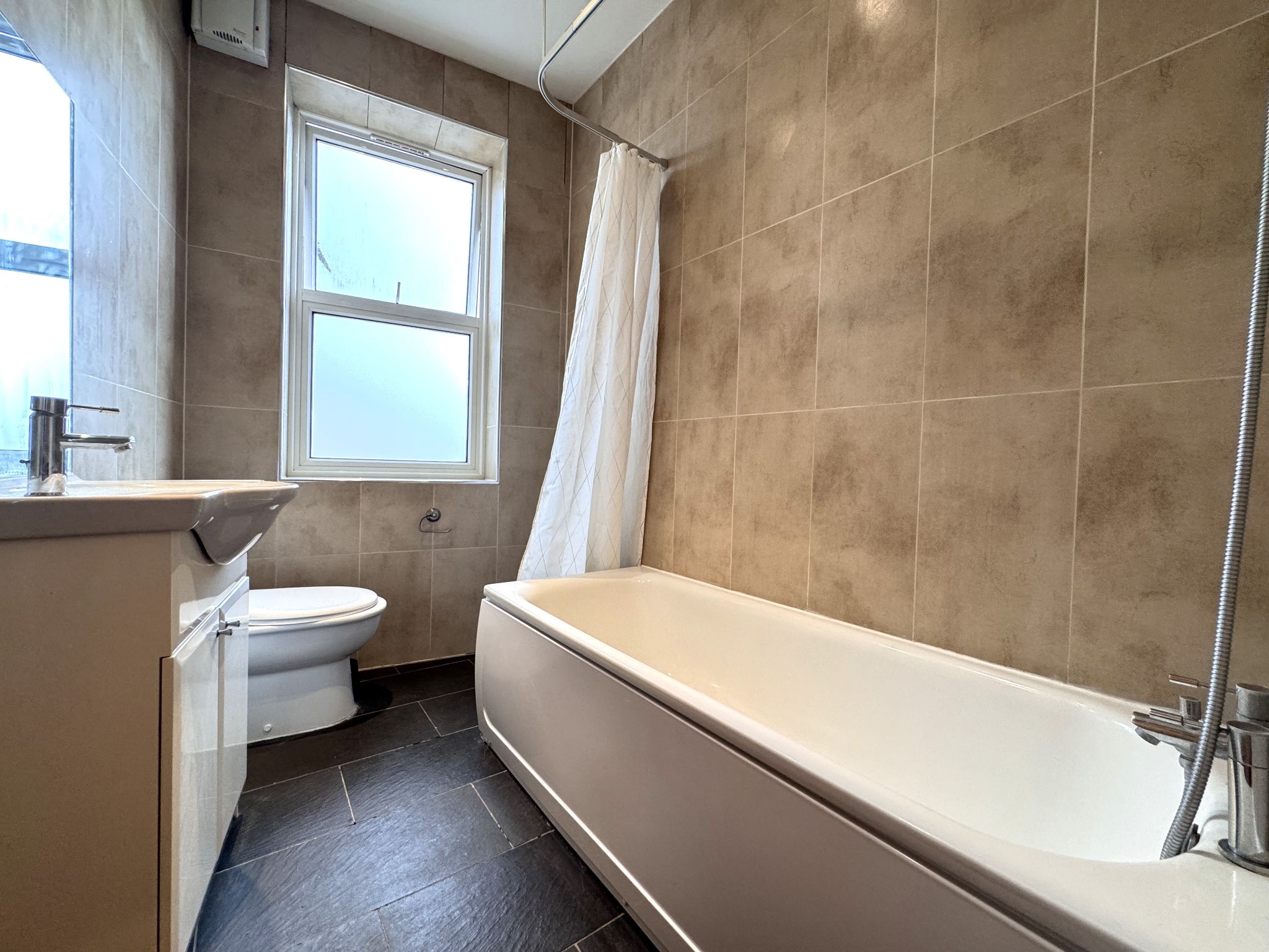 2 bedroom flat flat/apartment Let in Willesden Green - Photograph 8