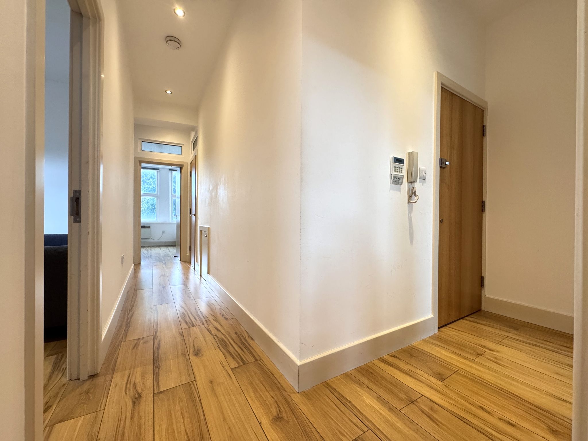 2 bedroom flat flat/apartment Let in Willesden Green - Photograph 9