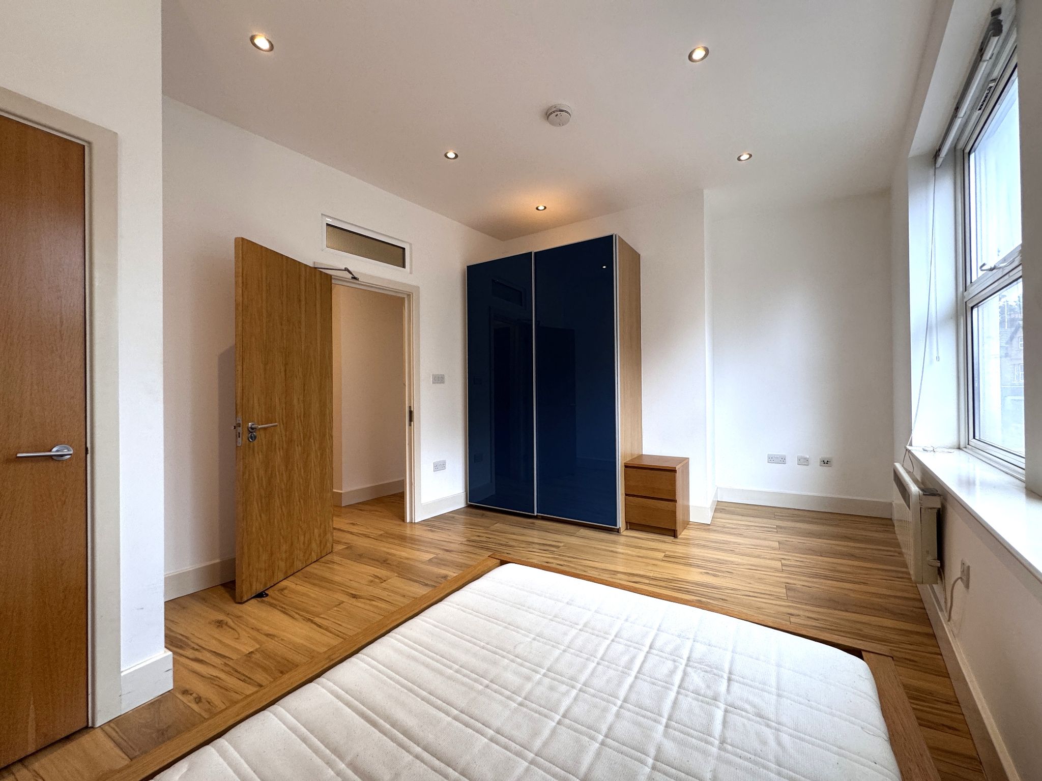 2 bedroom flat flat/apartment Let in Willesden Green - Photograph 13
